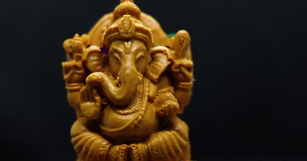 Sochu Hinduistického Boha Ganapatiho Černým Pozadím Dopadaly Jasné Třpytivé Konfety — Stock video