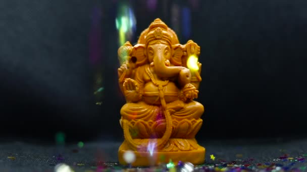 Koncepcja Ganesh Chaturthi Posąg Hinduskiego Boga Ganapati Czarnym Tłem Ozdoby — Wideo stockowe