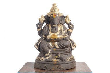 Altın detayları olan güzel bir Ganesha putu bir kaideye yerleştirilir. Sunaklar, tapınaklar veya ev dekorasyonları için uygundur..
