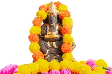 Çiçek çelengi ile süslenmiş, beyaz bir arka plana yerleştirilmiş, Hindu festivali ve dini temalar için uygun dekoratif bir Ganesha putu..