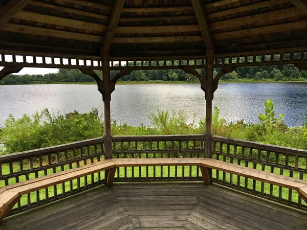 Ahşap çardak ağaçlar ve su vücut yakın iç görünümü. 