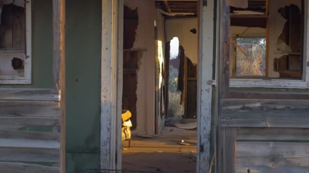 Casa de madera en ruinas abandonada con muebles antiguos y muñeca de ventana rota — Vídeo de stock