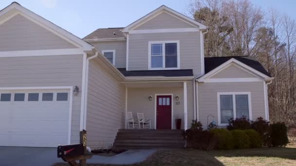 Suburban house white and tan establishing shot with mailbox — Stock Video