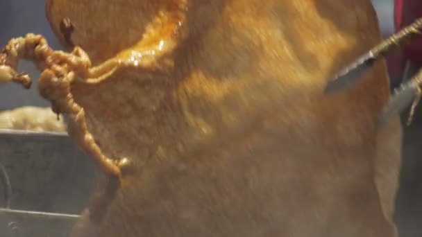 Homme frire le chicharron dans l'huile à l'extérieur - Rinds de porc 