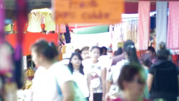 SAN MIGUEL DE ALLEGED, MÉXICO - CIRCA MAYO 2015 - Ocupado mercado al aire libre con multitudes de personas caminando con enfoque suave — Vídeos de Stock