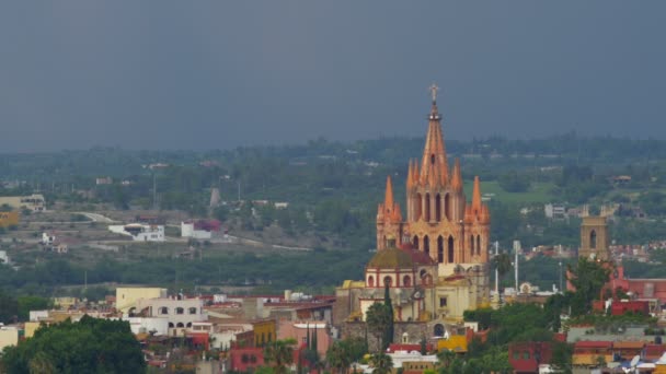Uitzicht op de stad van de Parroquia-kerk in de zonsondergang van San Miguel de Allende met zilverreigers — Stockvideo