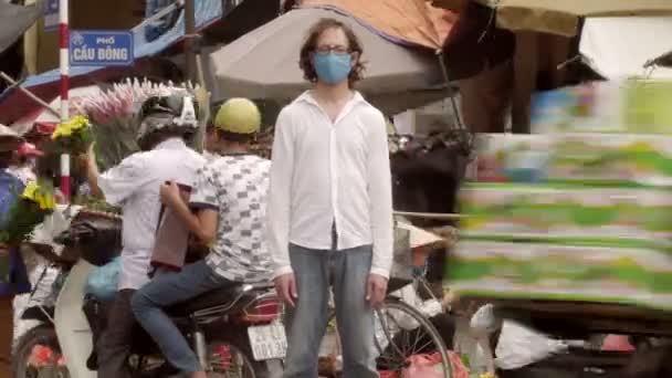 Hanoj, Vietnam - cca června 2015 - Time-lapse člověka stojí stále na rušném trhu jako svět whizzes jím — Stock video