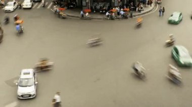 Scooter, Otomobil ve İnsanlar Yavaş Deklanşör Hızı ile Time Lapse Crossing