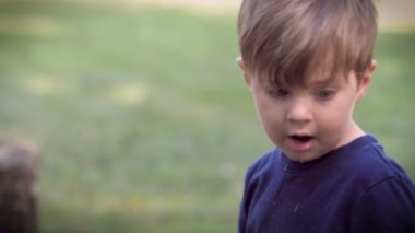 Yavaş mo bir çocuğun onun oyuncak bırakarak ve onay için babasına bakarak