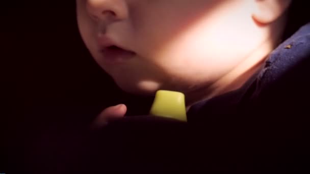 Дитячий хлопчик виглядає стурбованим природним сонячним світлом і чашкою — стокове відео