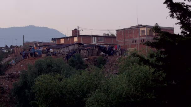 México o barrio rural latino con flores estableciendo tiro — Vídeos de Stock