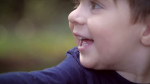 Медленное движение счастливого белокурого ребенка, играющего со своим отцом — стоковое видео