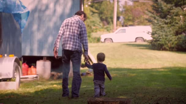 Homem e criança de mãos dadas e caminhando juntos — Vídeo de Stock