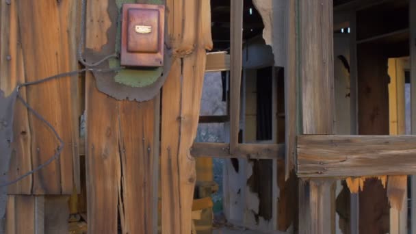 Maison en bois délabrée abandonnée avec vieux meubles et mur cassé avec poupée 