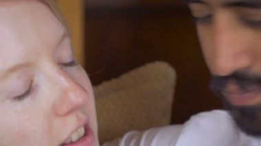 Irksal kaç aşk sevgi gösterisi içinde karışık bir genç portresi kapatın