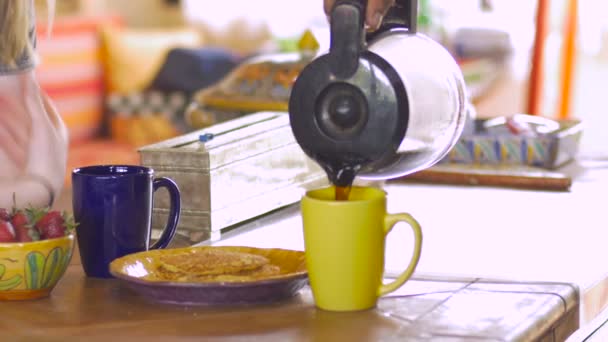 Giovane donna bionda sorride e beve caffè dopo che l'uomo lo versa in tazza — Video Stock