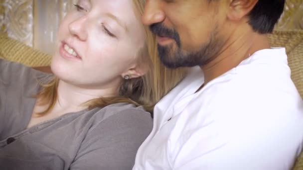 Geração Y casal beijo e usar seus telefones celulares close up dolly shot — Vídeo de Stock