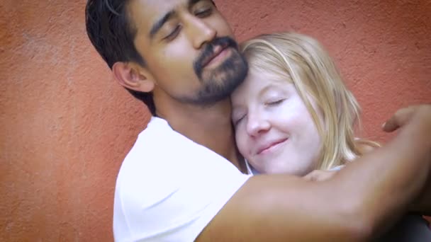 Una pareja racial mixta muy atractiva en el amor abrazándose y besándose — Vídeos de Stock