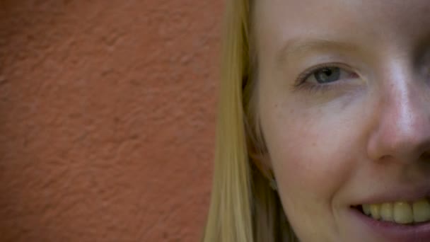Kameraya gülümseyen genç bir kadının yakın çekim dolly fotoğraf portresi — Stok video