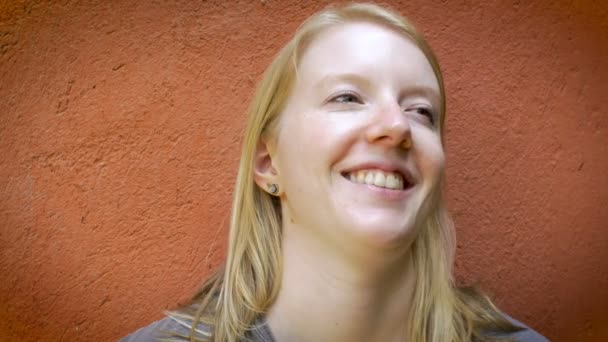 Atraktivní Mladá blondýnka se usmívá, mluví a směje se do kamery — Stock video