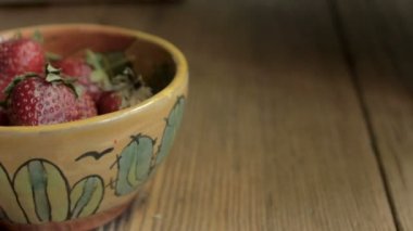 Sağlıklı bir kahvaltı dolly çekim için bir seramik kase mükemmel olgun çilek