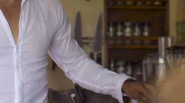 Adam eşi için kahvaltı pişirir ise Çekici genç çok ırklı çift öpücük