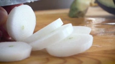 Şefler bıçağıyla soğan kesen bir elin yakın