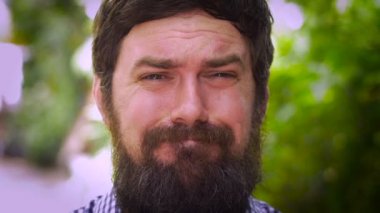 Stres ve kabartma gösteren sakallı bir adam portresi