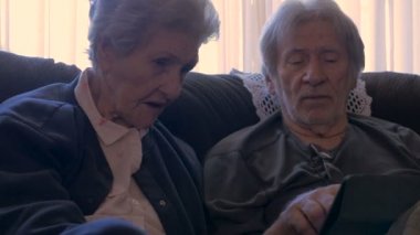 Yaşlı bir adam için büyük bir kadın ayrıntıları 4 bin tablet kullanma hakkında açıklayan