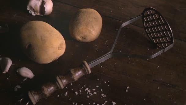 Dolly shot de pommes de terre blanches, purée, sel et ail sur une surface en bois rustique 