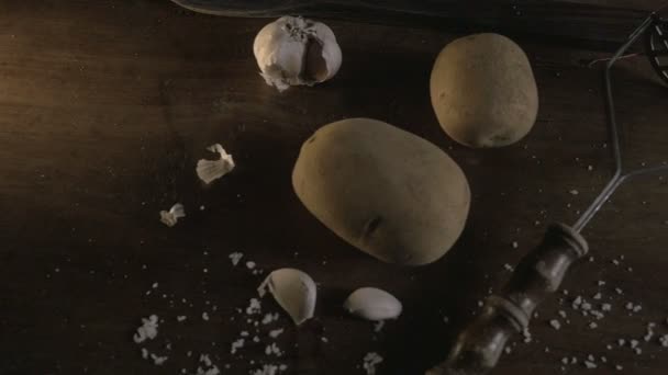 Dolly tiro dos ingredientes de purê de alho batatas — Vídeo de Stock