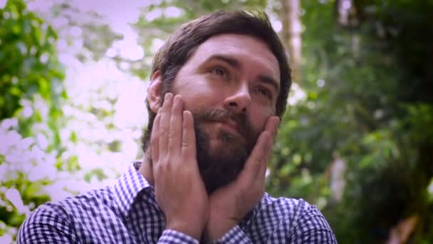 Портрет бородатого мужчины, мечтающего или влюбленного — стоковое видео