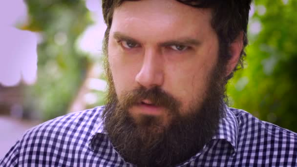 Retrato de um homem barbudo calmamente irritado, zangado ou louco — Vídeo de Stock