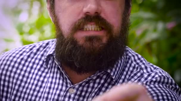 Доллі застрелив портрет бородатого чоловіка, сердито вказуючи на 3 — стокове відео