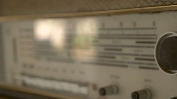 Radio vintage cinématographique 4k mettant en valeur les boutons accordants et aigus — Video