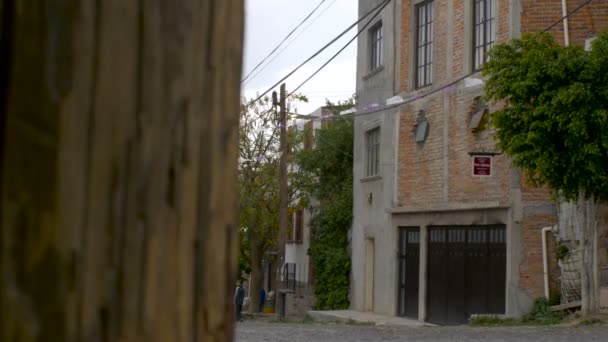 Сан-Мигель-де-Аллегед, Мексика - CIRCA MARCH 2016 - Широкий снимок семьи, идущей по улицам Сан-Мигель-де-Альенде Мексика — стоковое видео