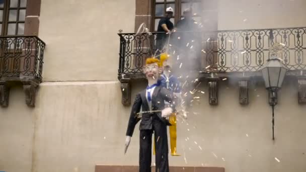 SAN MIGUEL DE ALLEGED, MEXICO - CIRCA MARCH 2016 - Homens balançam uma efígie de papel mache de Donald Trump enquanto explode com fogos de artifício — Vídeo de Stock