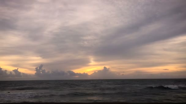 Timelapse de un océano olas y puesta de sol como las nubes se acercan — Vídeo de stock