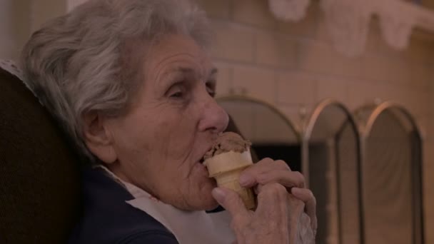 Una persona mayor disfruta de un cono de helado de chocolate — Vídeos de Stock