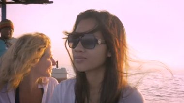 Ağır çekim güzel Asyalı kadın turist ile bir tekne