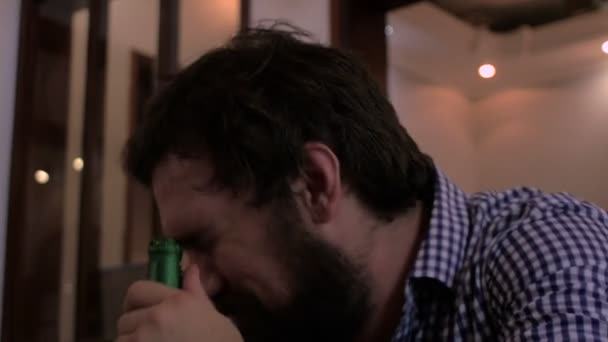 Uomo barbuto che beve una birra e ride ad alta voce a una battuta — Video Stock