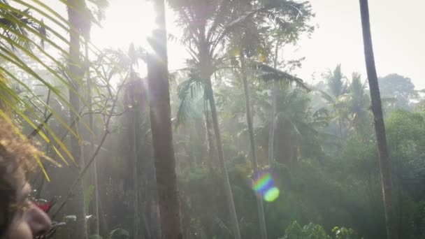 Slow motion avslöjar en man i seger utgör mot djungeln — Stockvideo