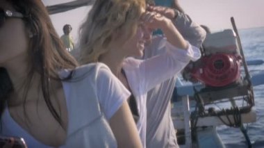 Lovina, Bali, Endonezya - Ekim 2015 - yaklaşık güzel Asyalı kadın ve diğer turistler bir teknede etrafa