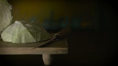 Dolly atış bir Rönesans Natürmort Yağlıboya Resim gibi düzenlenmiş yeşil lahana
