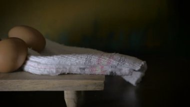 3 bardak Dolly bir Natürmort Yağlıboya benzeyen bir kesme tahtası üzerinde yumurta