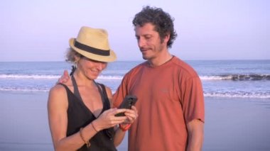 Fotoğraflar telefon sahilde duran iki turist göz