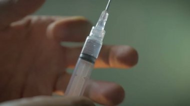El Hipodermik Ģırınga kullanarak ve sıvı yavaş dışarı püskürtme