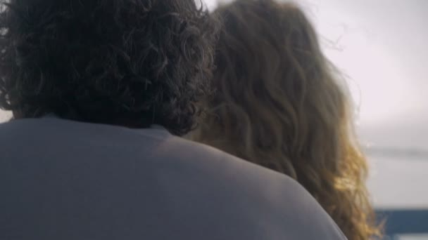 Slow motion of a couple from behind in natural lighting on a boat — Stock Video