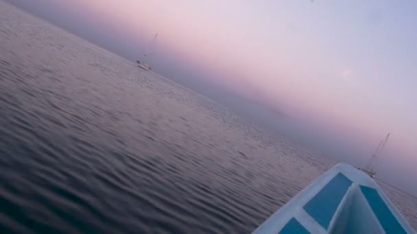 Ángulo holandés de la proa de un barco moviéndose a través del agua durante el amanecer — Vídeo de stock