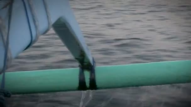 Κοντινό πλάνο μιας βάρκας αποκορύφωση στην επιφάνεια του νερού κατά το ηλιοβασίλεμα ή sunrise — Αρχείο Βίντεο